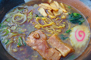 友部黒醤油ラーメン｜SA・PAグルメガイド