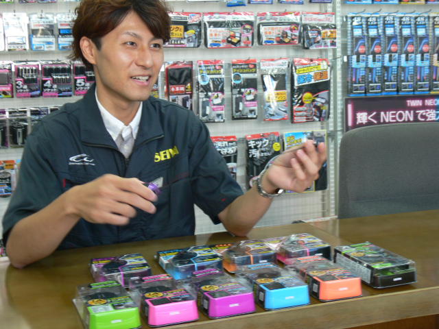 新製品について熱く語る阿部氏｜モノづくりのココロ セイワ携帯電話充電器