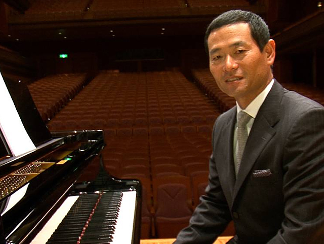 ピアノを演奏するのは元巨人軍の桑田真澄氏。右肘の手術のリハビリの一環でピアノを習得したといい、今年の2月に宮崎県某所で収録された