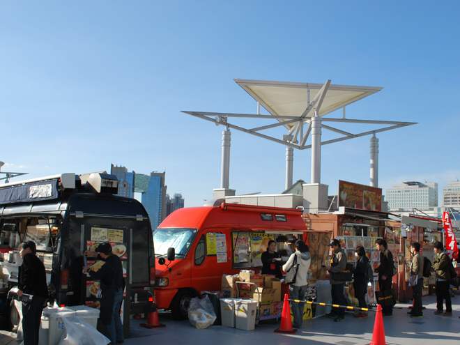 晴れた日は西棟屋上展示棟でランチ｜東京モーターショー2013