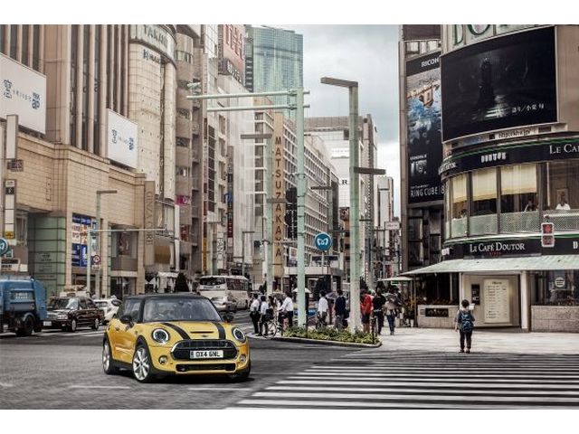 こちらの写真は東京モーターショーで配布された「銀座の街にたたずむ新型MINI」。たぶん合成だろうが、いずれにせよ新型MINIにも試乗可能！