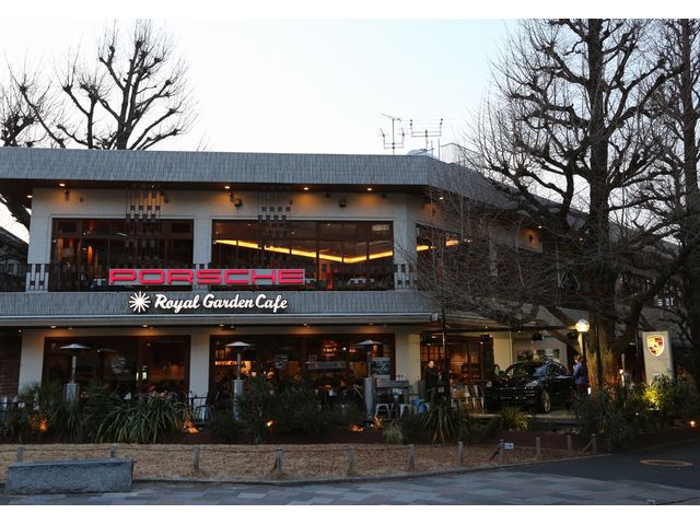 Porsche Cafe Aoyamaの開催場所である、毎度おなじみ神宮外苑の「Royal Garden Cafe 青山」。この10日間だけの限定メニューもあり