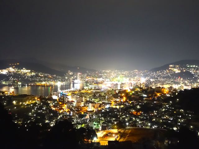 ▲「世界新三大夜景」に選ばれた長崎の夜を彩る光。全国でも珍しいすり鉢状の地形が、立体的な彩りを醸し出している