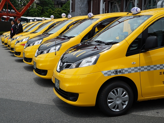 ▲6月8日に行われた「NV200 タクシー」の出発式。35台がずらりと並びました