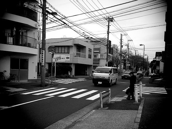 ▲高齢の女性が信号機のない横断歩道を渡ろうとしているのに、一向に止まろうとする気配がない通行車両。大変残念なことではあるが、日本各地で日常的に見られる光景だ