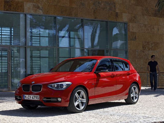 ▲まごうことなき「プレミアム・コンパクト」な現行BMW 1シリーズですが、その11～13年式の低走行物件が今、諸般の事情によりかなりのお手頃価格で狙えてしまうのです！